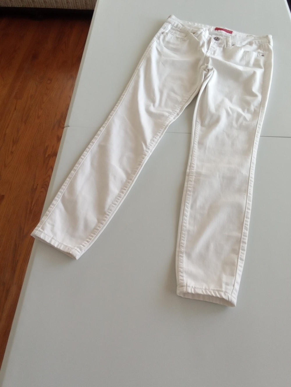 Guess White Skinny Jeans with Slim Taper
